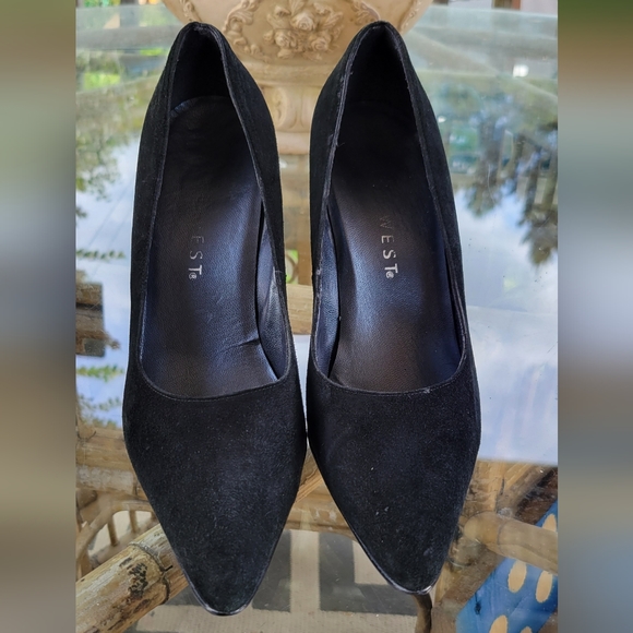 Nine West size 8.5 black suede pumps - Picture 2 of 7